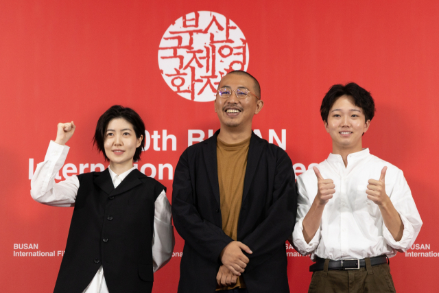 20일 오전 부산 해운대구 영화의전당에서 BIFF 경쟁부문 ‘부산 어워드’ 후보작 ‘여행과 나날’ 제작진이 포즈를 취하고 있다. 왼쪽부터 배우 심은경, 미야케 쇼 감독, 배우 타카다 만사쿠. 정성운 인턴기자