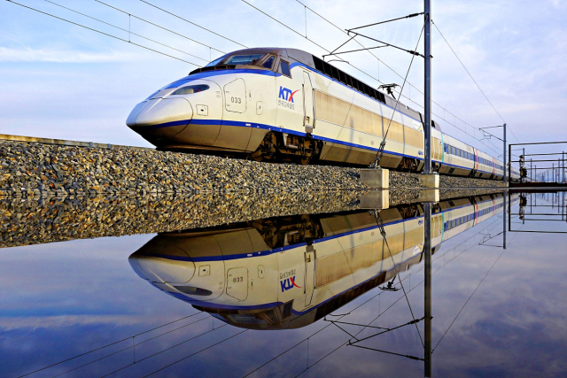 주행 중인 KTX. 코레일 제공