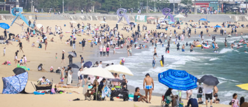 올해 전국 해수욕장 인파의 절반인 2198만 명이 해운대 해수욕장을 비롯한 부산 지역 해수욕장에 몰린 것으로 나타났다. 사진은 해운대 해수욕장이 연장개장 후 첫 주말을 맞아 지난 7일 피서객들로 붐비는 모습. 김종진 기자 kjj1761@
