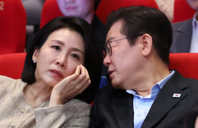 이재명 대통령과 김혜경 여사가 지난해 9월 20일 부산 해운대구 영화의전당에서 부산국제영화제 공식상영작 '극장의 시간들' 관람 후 대화하고 있는 모습. 연합뉴스