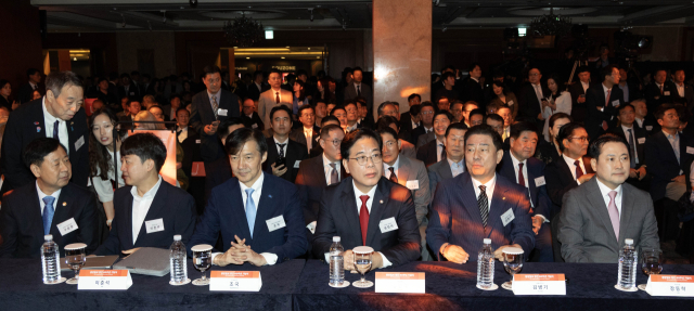 17일 서울 중구 롯데호텔에서 중앙일보 창간60주년 기념식이 열리고 있다. 앞줄 왼쪽부터 구윤철 부총리 겸 기획재정부 장관, 개혁신당 이준석 대표, 조국혁신당 조국 비상대책위원장, 국민의힘 송언석 원내대표, 더불어민주당 김병기 원내대표, 국민의힘 장동혁 대표. 연합뉴스