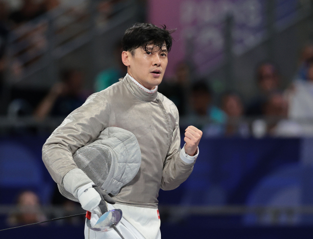 2024 파리올림픽 펜싱 남자 사브르 단체 준결승에서 한국 구본길이 프랑스 피앙페티 막시메를 상대로 득점한 뒤 주먹을 쥐고 있는 모습. 연합뉴스