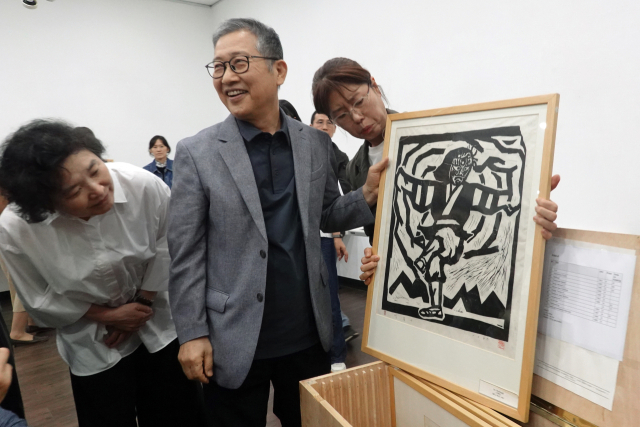 23일 오후 부산 중구 가톨릭센터 대청갤러리에서 열린 홍성담 작가의 ‘독일 유배 작품 봉인 해제 행사’ 모습. 박희진 사진가 제공