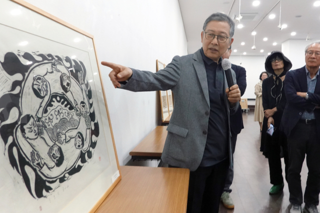 23일 오후 부산 중구 가톨릭센터 대청갤러리에서 열린 홍성담 작가의 ‘독일 유배 작품 봉인 해제 행사’ 모습. 박희진 사진가 제공