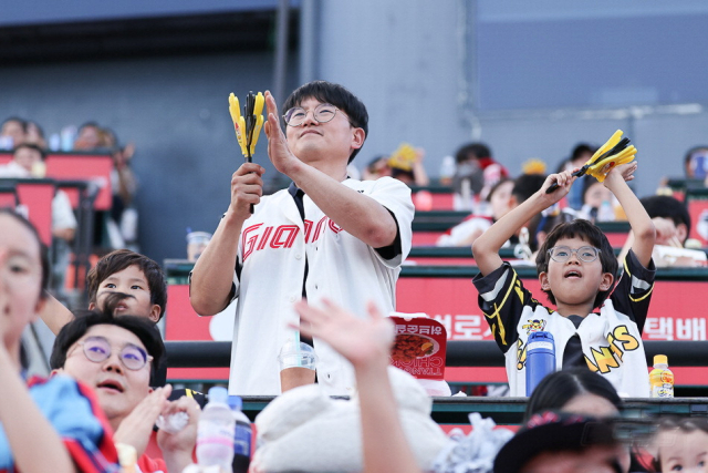 기적 같은 가을야구 달성을 기원하는 롯데 팬들의 뜨거운 응원 모습. 롯데 자이언츠 제공