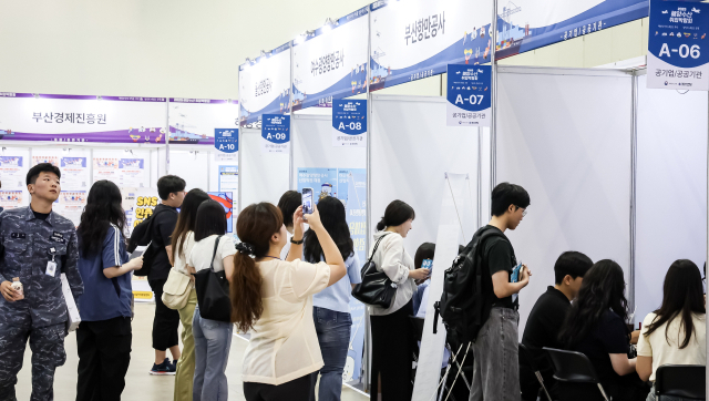 지난 4일 부산 해운대구 벡스코 제2전시장에서 2025년 해양수산 취업박람회가 열려 구직자들로 붐비고 있다. 김종진 기자 kjj1761@