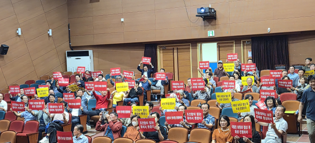 에덴밸리 대통합 비상대책위원회가 지난 22일 경남 양산시 웅상문화체육센터에서 에덴밸리 리조트 회생제안서에 반대한다며 규탄 집회를 열고 있다. 비대위 제공