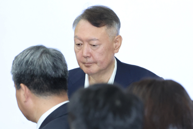 윤석열 전 대통령이 26일 서울 서초구 서울중앙지법에서 열린 특수공무집행방해, 직권남용 권리행사방해 등 혐의 사건 1차 공판에 출석하고 있다. 형사 법정에서 윤 전 대통령의 모습이 공개된 것은 지난 4월 내란 사건 재판 이후 약 5개월 만이다. 연합뉴스