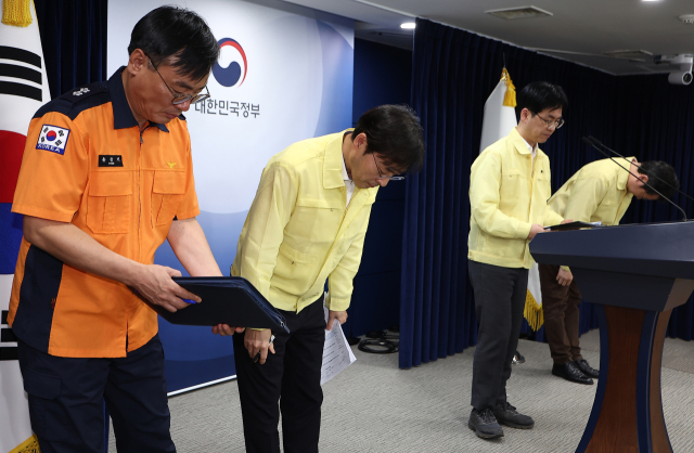27일 오전 서울 종로구 정부서울청사 브리핑실에서 열린 '국가정보자원관리원 정부 서비스 장애 관련 브리핑'에서 김민재 행정안전부 차관을 비롯한 참석자들이 인사하고 있다. 왼쪽부터 윤상기 소방청 장비기술국장, 이용석 행정안전부 디지털정부혁신실장, 김 차관, 이재용 국가정보자원관리원장. 연합뉴스