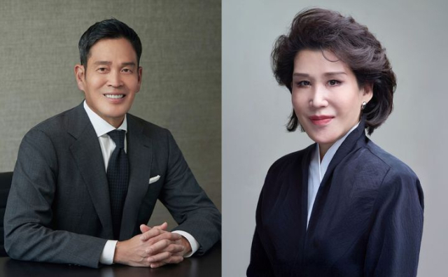 신세계그룹이 정기 임원인사를 단행했다. 부진한 계열사에 대한 신상필벌과 함께 젊은 dla원 발탁으로 조직 쇄신에 나섰다는 평가다. 사진은 정용진 신세계그룹 회장(왼쪽)과 정유경 ㈜신세계 회장. 부산일보DB