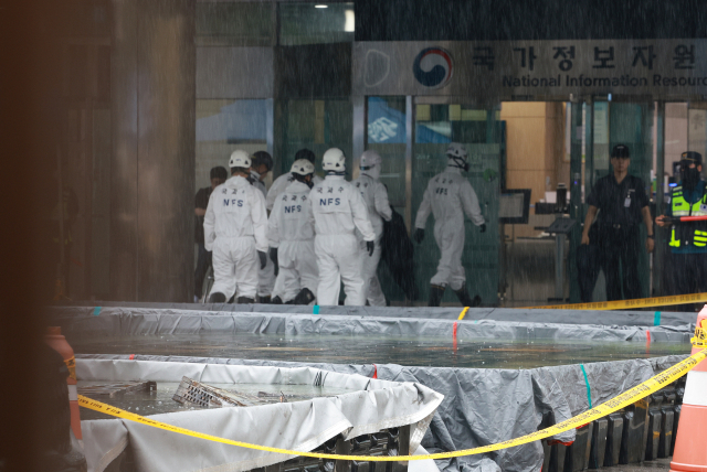 28일 대전 유성구 국가정보자원관리원 화재 현장에서 합동감식을 위해 소방, 경찰, 국립과학수사연구원 관계자들이 이동하고 있다. 지난 26일 정부 전산시스템이 있는 국정자원에서 무정전·전원 장치(UPS)용 리튬이온배터리 화재가 발생해 정부 전산 서비스가 대규모로 마비된 바 있다. 연합뉴스