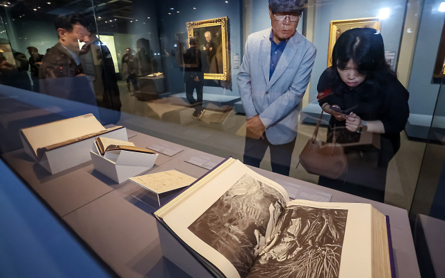 2025 부산박물관 교류기획전 ‘거장의 비밀 : 셰익스피어부터 500년의 문학과 예술’ 개막식이 29일 부산 남구 부산박물관에서 열렸다. 참석 내빈들이 전시를 관람하고 있다. 김종진 기자 kjj1761@