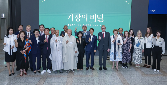 2025 부산박물관 교류기획전 ‘거장의 비밀 : 셰익스피어부터 500년의 문학과 예술’ 개막식이 29일 부산 남구 부산박물관에서 열렸다. 참석 내빈들이 전시를 관람하고 있다. 김종진 기자 kjj1761@