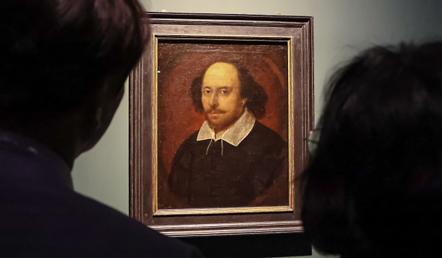 2025 부산박물관 교류기획전 ‘거장의 비밀 : 셰익스피어부터 500년의 문학과 예술’ 개막식이 29일 부산 남구 부산박물관에서 열렸다. 참석 내빈들이 전시를 관람하고 있다. 사진 속 인물은 윌리엄 셰익스피어. 김종진 기자 kjj1761@