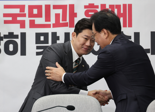 1일 서울 여의도 국회에서 열린 국민의힘 상임위원장 및 간사단 회의에서 국민의힘 송언석 원내대표가 진종오 의원과 인사하고 있다. 연합뉴스