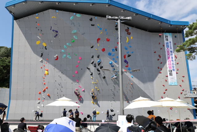 지난달 27일 부산 사직운동장 내 산악 경기장에서 부산시장배 전국 금정스포츠클라이밍대회가 열렸다. 대회가 열린 산악 경기장은 부산시가 전국체전 개최를 위해 39억 원을 투입해 새로 조성한 곳이다. 부산 산악연맹 제공
