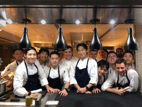 일본 도쿄에 있는 세잔에서의 근무 마지막 날에 동료들과 함께 찍었다.