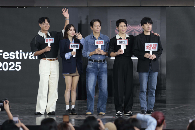 영화 '보스' 감독과 배우들이 지난달 18일 부산 영화의전당 야외무대에서 진행된 제30회 부산국제영화제 오픈토크에 참가해 팬들에게 인사하고 있다. 이지원 인턴기자