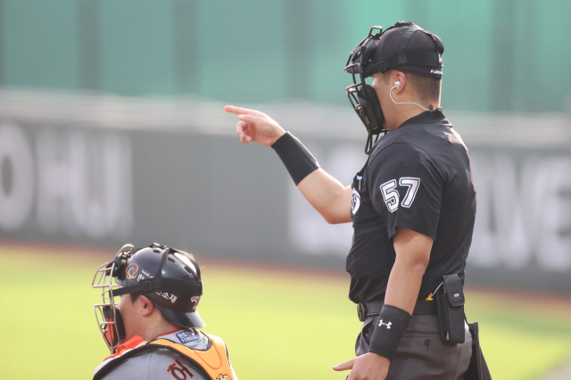 KBO와 대한야구협회는 심판 양성과정을 개설한다. 사진은 프로야구 심판이 경기 시작을 알리는 모습. 연합뉴스