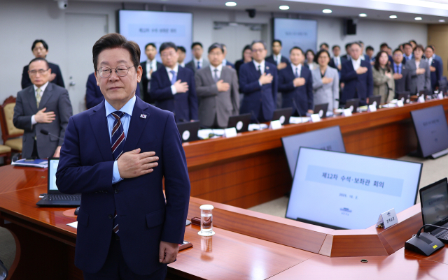 이재명 대통령이 2일 용산 대통령실에서 열린 수석보좌관회의에서 국기에 경례하고 있다. 연합뉴스