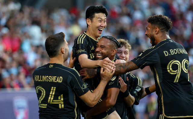LAFC의 손흥민이 8월 24일(한국 시간) 미국 텍사스주 댈러스의 도요타 스타디움에서 열린 댈러스와의 2025 MLS 정규리그 원정 경기에서 전반 6분 프리킥 선제골을 넣은 뒤 동료선수들과 기뻐하고 있다. 연합뉴스