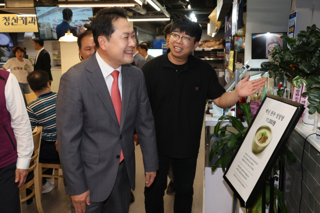 국민의힘 장동혁 대표가 추석 연휴를 앞둔 2일 서울 동대문구 경동시장 내 청년몰을 방문해 전통시장 청년 상인들과 인사를 나누고 있다. 연합뉴스