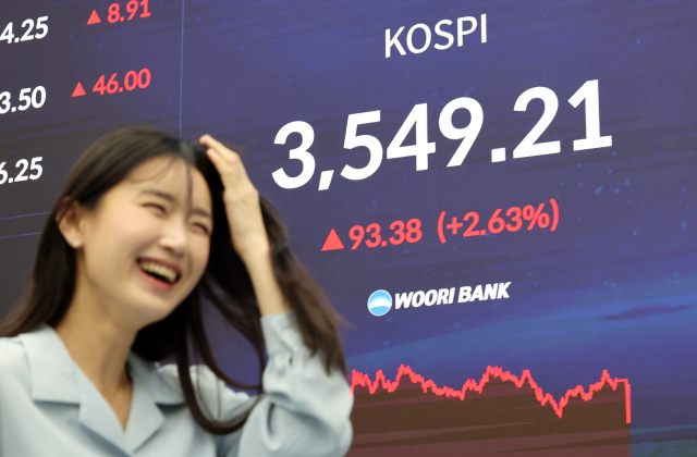 코스피가 사상 처음 3,500선을 돌파하며 종가 기준 역대 최고치인 3,549.21로 마감한 2일 오후 서울 중구 우리은행 딜링룸에서 관계자가 업무를 보고 있다. 연합뉴스