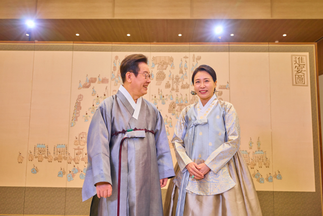 대통령실은 이재명 대통령과 김혜경 여사가 한복 차림으로 명절 인사를 하는 모습을 7일 SNS에 공개했다. 연합뉴스