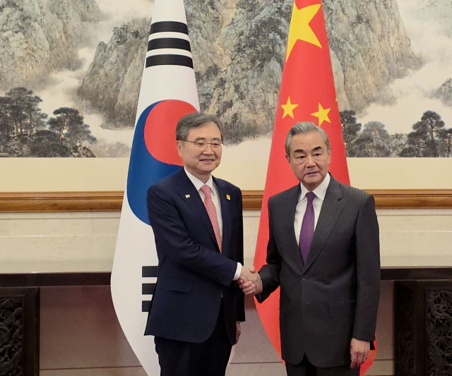 지난달 17일 오후 중국 베이징 댜오위타이국빈관에서 조현 외교장관과 왕이 중국 외교부장이 만나 악수를 하며 기념촬영하고 있다. 연합뉴스