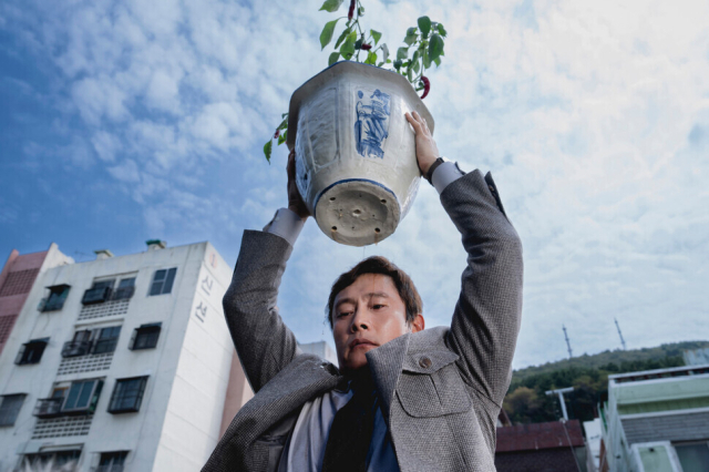 박찬욱 감독의 신작 ‘어쩔수가없다’ 스틸 컷.