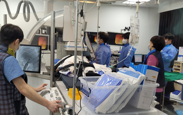 센텀종합병원 췌장담도센터 이상수 센터장은 “내시경 치료는 시술 후 회복이 빠르고 일상 복귀가 수월한 장점이 있으며, 체력적으로 수술이 어렵거나 항응고제 복용 등 출혈 위험이 높은 환자에게 새로운 대안이 되고 있다”고 밝혔다. 이 센터장의 내시경 치료 준비 모습. 센텀종합병원 제공