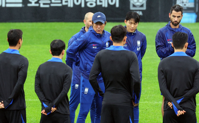 축구 국가대표팀 홍명보 감독이 지난 7일 경기도 고양시 고양종합운동장 보조구장에서 열린 훈련에 앞서 선수들에게 이야기를 하고 있다. 연합뉴스