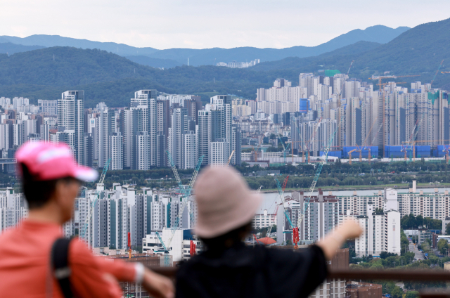 9일 서울 남산에서 바라본 서초·용산 일대 아파트 단지 모습. 이날 한국은행 경제통계시스템에 따르면 지난 7월 아파트 매매 실거래가격 지수는 수도권과 지방이 각각 152.0, 105.2를 기록했다. 아파트 매매 실거래가격 지수는 2017년 11월을 100으로 해서 산출한 것으로, 지난 7월 수도권 지수의 지방 대비 비율 1.4449는 지난 2008년 8월 이후 최고치였다. 수도권과 지방 아파트 가격 격차가 약 17년 만에 가장 확대된 것으로 분석된다. 연합뉴스