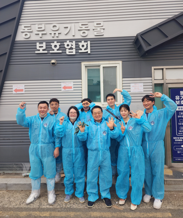 안병길 한국해양진흥공사 사장(앞줄 가운데) 등 임직원들이 부산 해운대구에 위치한 동부유기동물보호협회에서 보호소 청소 등 봉사활동을 펼친 후 기념촬영을 하고 있다. 이번 봉사활동은 직원들의 자발적인 아이디어로 기획된 제1호 자율형 봉사활동이다. 해진공 제공