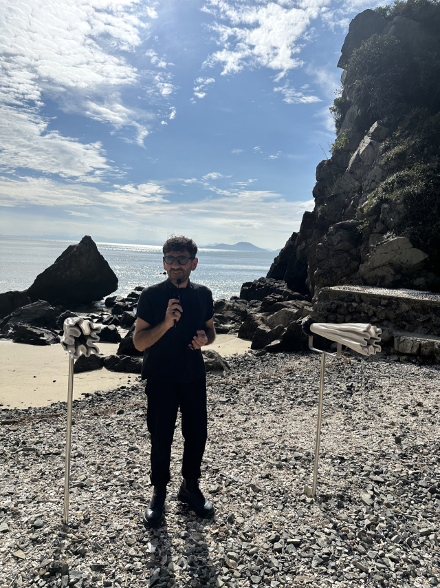 마르코 바로티 작가가 ‘표류하는 소리’(2025)를 설명하고 있다. 김은영 기자 key66@