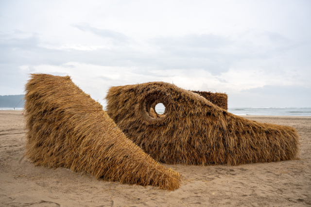 올라프 홀츠압펠 ‘언덕 사이로 길은 흐릿하지만 우리가 될 수 있는 풍경은 아름답다’(2025). 부산비엔날레조직위원회 제공