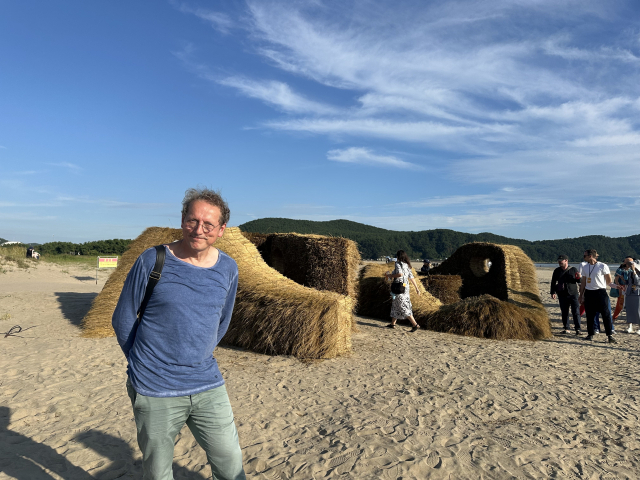 ‘언덕 사이로 길은 흐릿하지만 우리가 될 수 있는 풍경은 아름답다’(2025) 앞에서 포즈를 취한 올라프 홀츠압펠. 김은영 기자 key66@