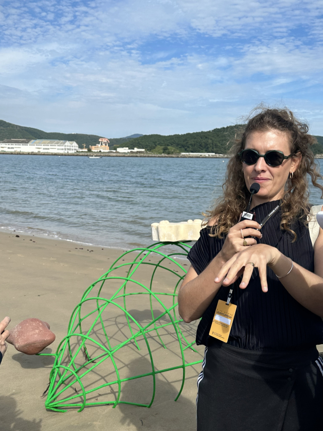 ‘물과 물 사이의 초록’(2025)을 설명하는 마리 그라스마. 김은영 기자 key66@