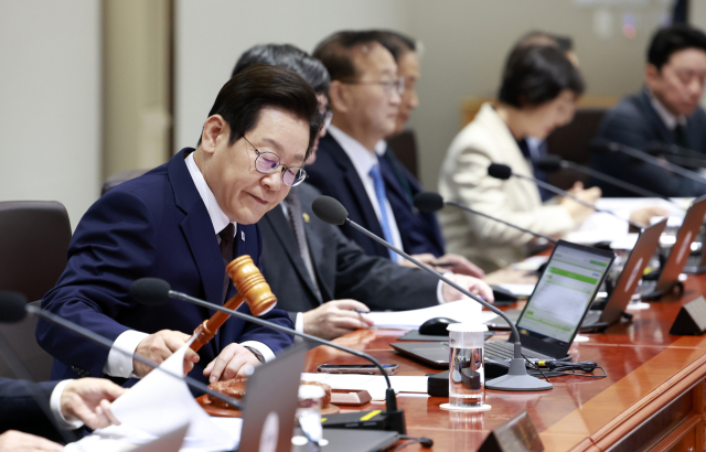 이재명 대통령이 14일 서울 용산 대통령실 청사에서 열린 국무회의에서 의사봉을 두드리며 개회선언을 하고 있다. 연합뉴스