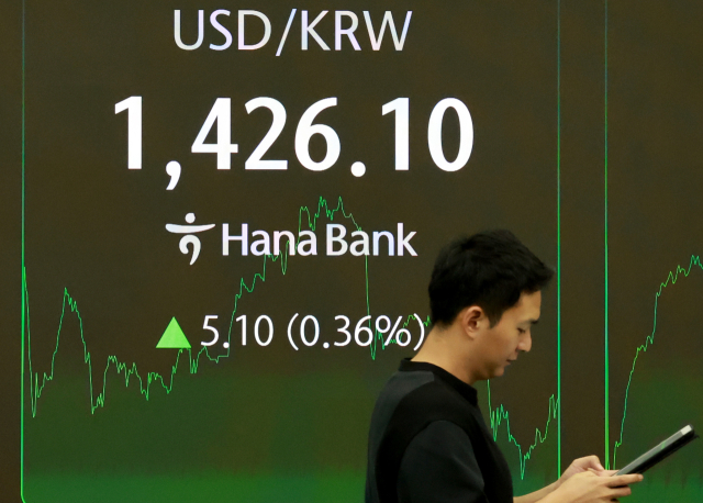 13일 서울 을지로 하나은행 본점 딜링룸 현황판에 원달러 환율이 표시되고 있다. 연합뉴스
