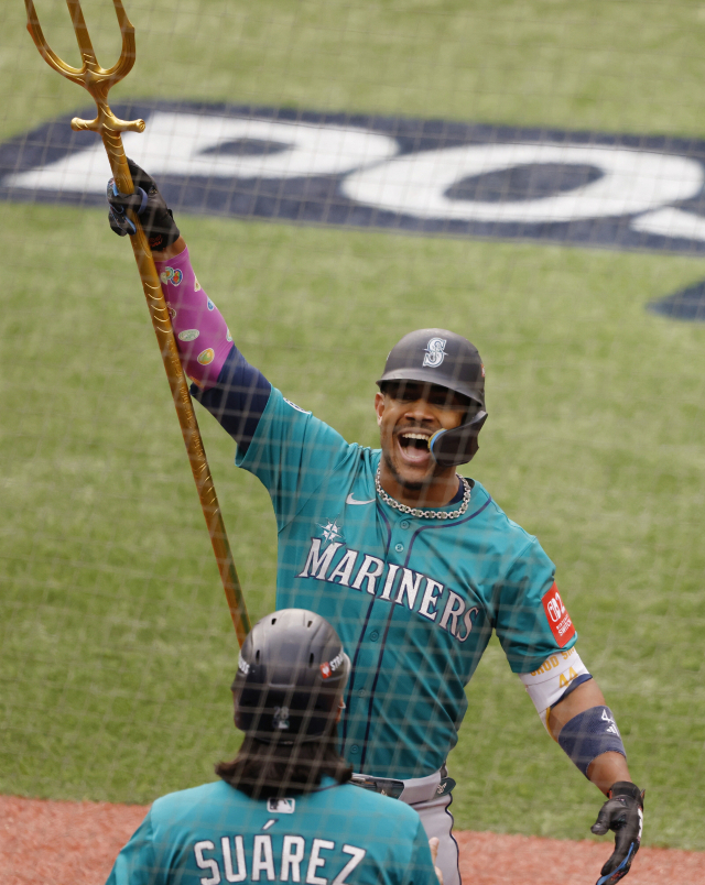시애틀 매리너스 훌리오 로드리게스가 14일(한국 시간) 2025 미프로야구 ALCS 2차전 토론토 블루제이스전에서 1회 선제 3점 홈런을 터뜨린 뒤 환호하고 있다. UPI연합뉴스