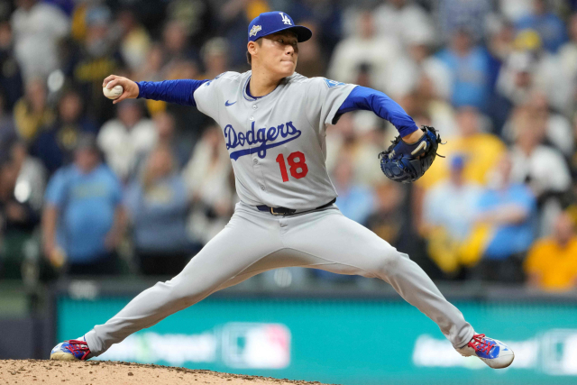 LA 다저스 야마모토 요시노부가 15일(한국 시간) 미프로야구 메이저리그 NLCS 밀워키 브루어스와의 2차전에서 힘차게 공을 던지고 있다. AFP연합뉴스