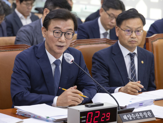 전재수(왼쪽) 해양수산부 장관이 15일 국회 농림축산식품해양수산위원회에서 열린 2025년도 해양수산부 등에 대한 국정감사에서 의원 질의에 답하고 있다. 오른쪽은 김성범 해수부 차관. 연합뉴스