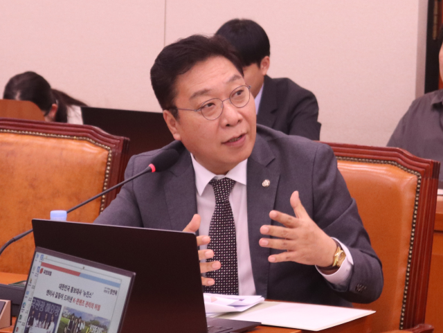 국회에서 질의 중인 정연욱 의원. 정연욱 의원실 제공