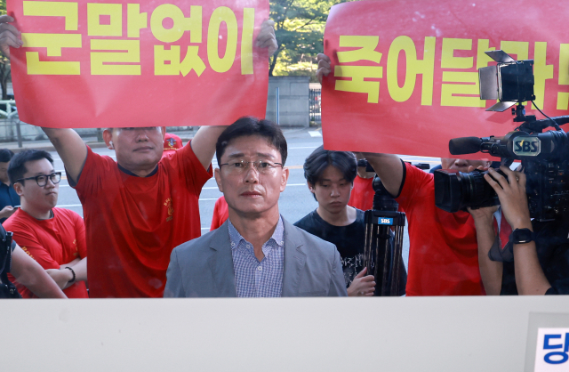 임성근 전 해병대 1사단장이 2025년 9월 11일 서울 서초구 순직해병특검 사무실 앞에서 특검팀과의 면담을 시도하다가 출입이 막히자 문 앞에 서서 대기하고 있다. 연합뉴스