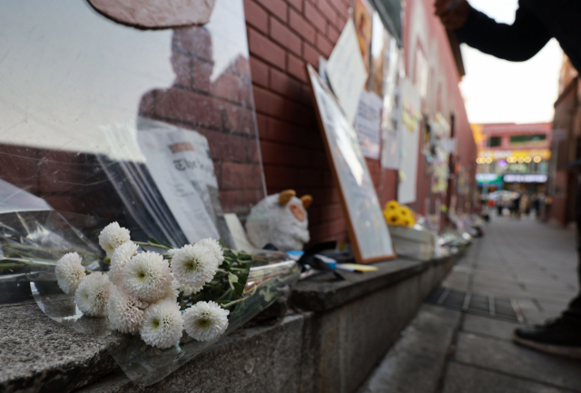 2022년 서울 용산구 이태원 참사 현장 인근에 추모 메세지와 꽃이 놓인 모습. 연합뉴스