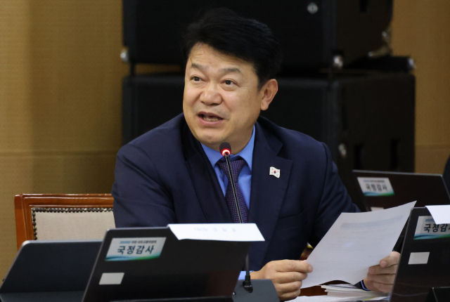 지난 21일 대전 국가철도공단 본사에서 열린 국회 국토교통위원회의 한국철도공사(코레일)·국가철도공단·에스알(SR)에 대한 국정감사에서 더불어민주당 복 기왕 의원이 질의하고 있다. 연합뉴스