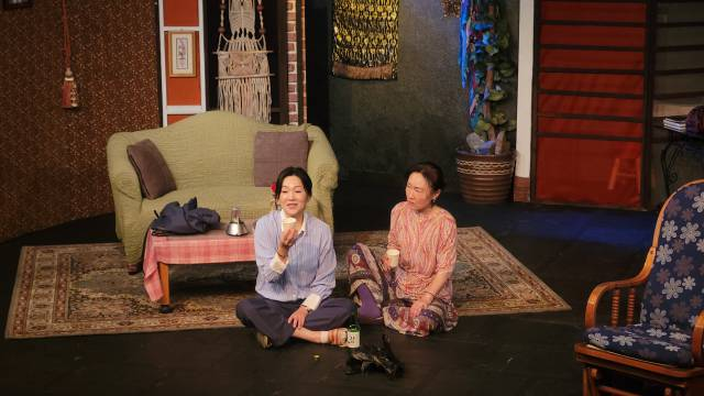 하늘바람소극장 무대에 오르는 극단 아센의 '웨딩드레스' 공연 장면. 부산소극장연극협의회 제공