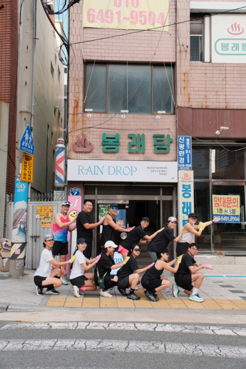 ‘스무스런’ 행사 뒤 봉래탕 앞에서 기념 촬영을 하고 있다.