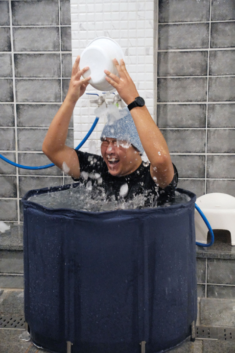 ‘스무스런’ 행사 뒤 찬물을 뒤집어 쓰고 있다.